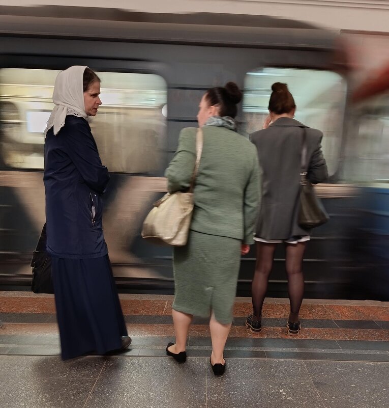 Не хватает модели в платье «чуть выше колена»... - Михаил Андреев