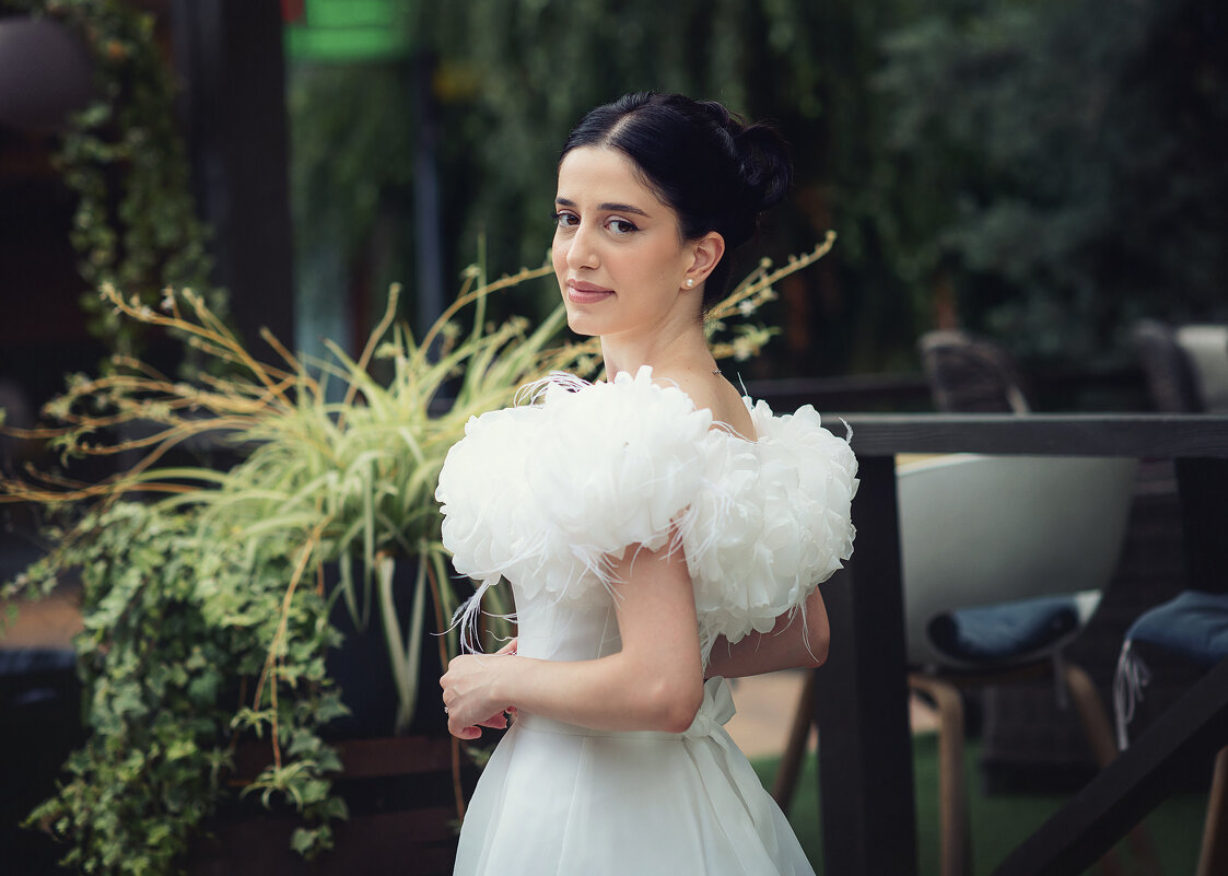 Моника. - Лилия .