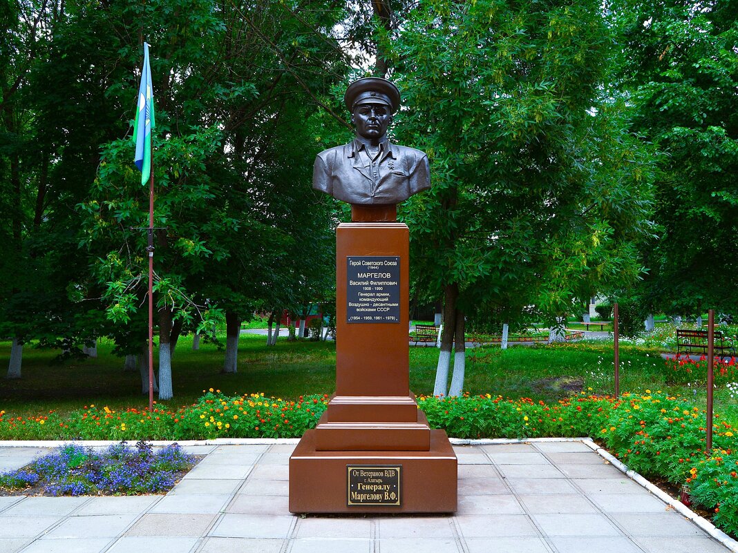 Алатырь. Памятник Василию Филипповичу Маргелову. - Пётр Чернега Алатырь. Памятник Василию Филипповичу Маргелову. - Пётр Чернега