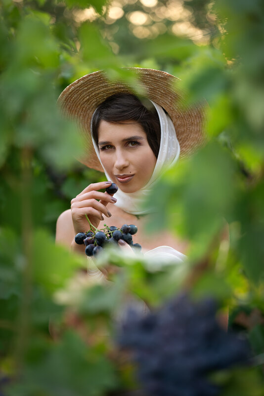 Мария в окружении виноградной листвы - Viktoria Anufrieva