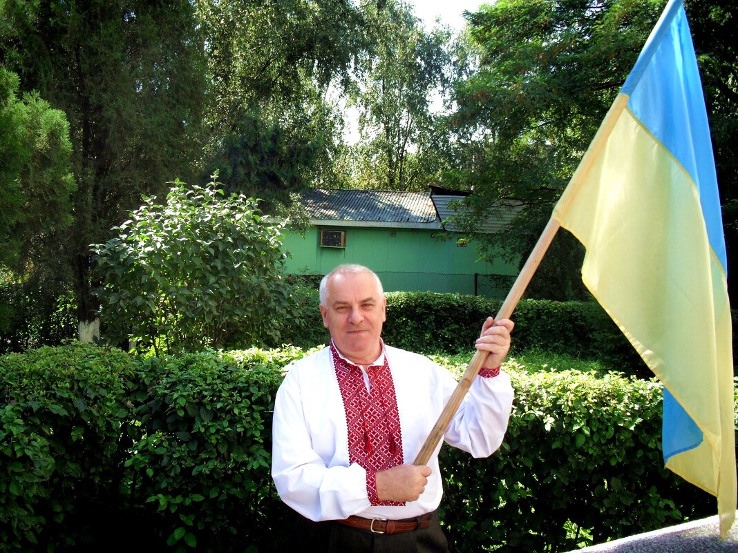 Прийміть щирі вітання з нагоди Дня Державного прапора України. - Степан Карачко