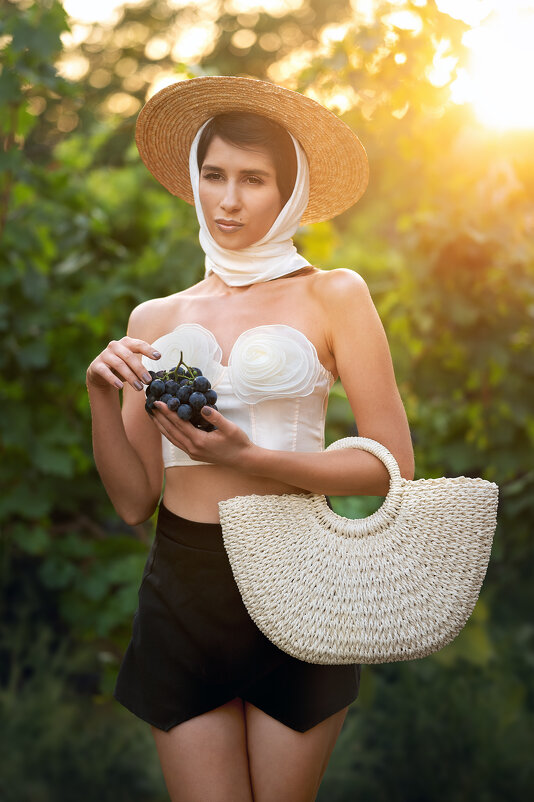 Мария с виноградом в свете вечернего солнца - Viktoria Anufrieva