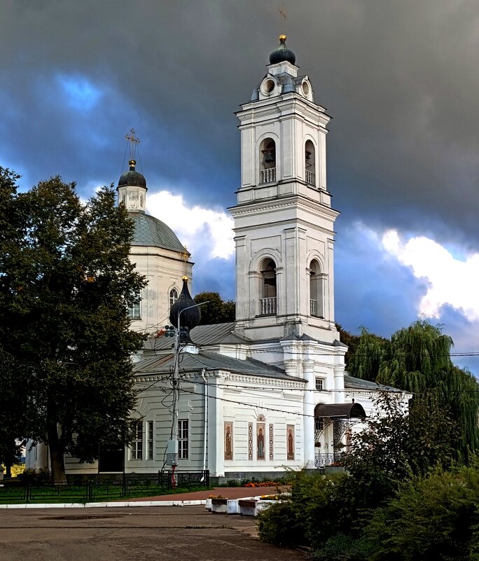 Скоро дождь. Храм Святых апостолов Петра и Павла в Тарусе. - Владимир Волик
