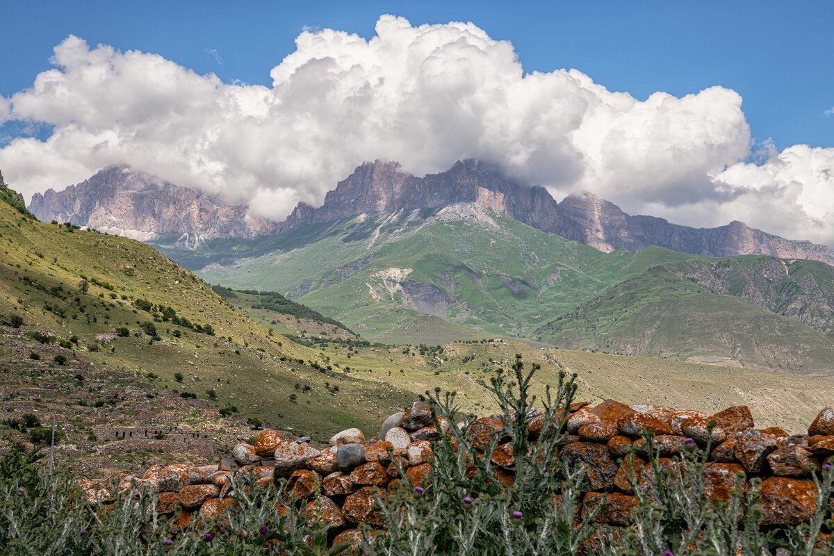 Пейзаж с облаками на горных вершинах - Константин Бобинский