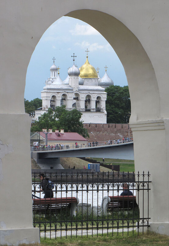 Вид через Аркаду Гостиного двора на Новгородский кремль - Александр Ильчевский 