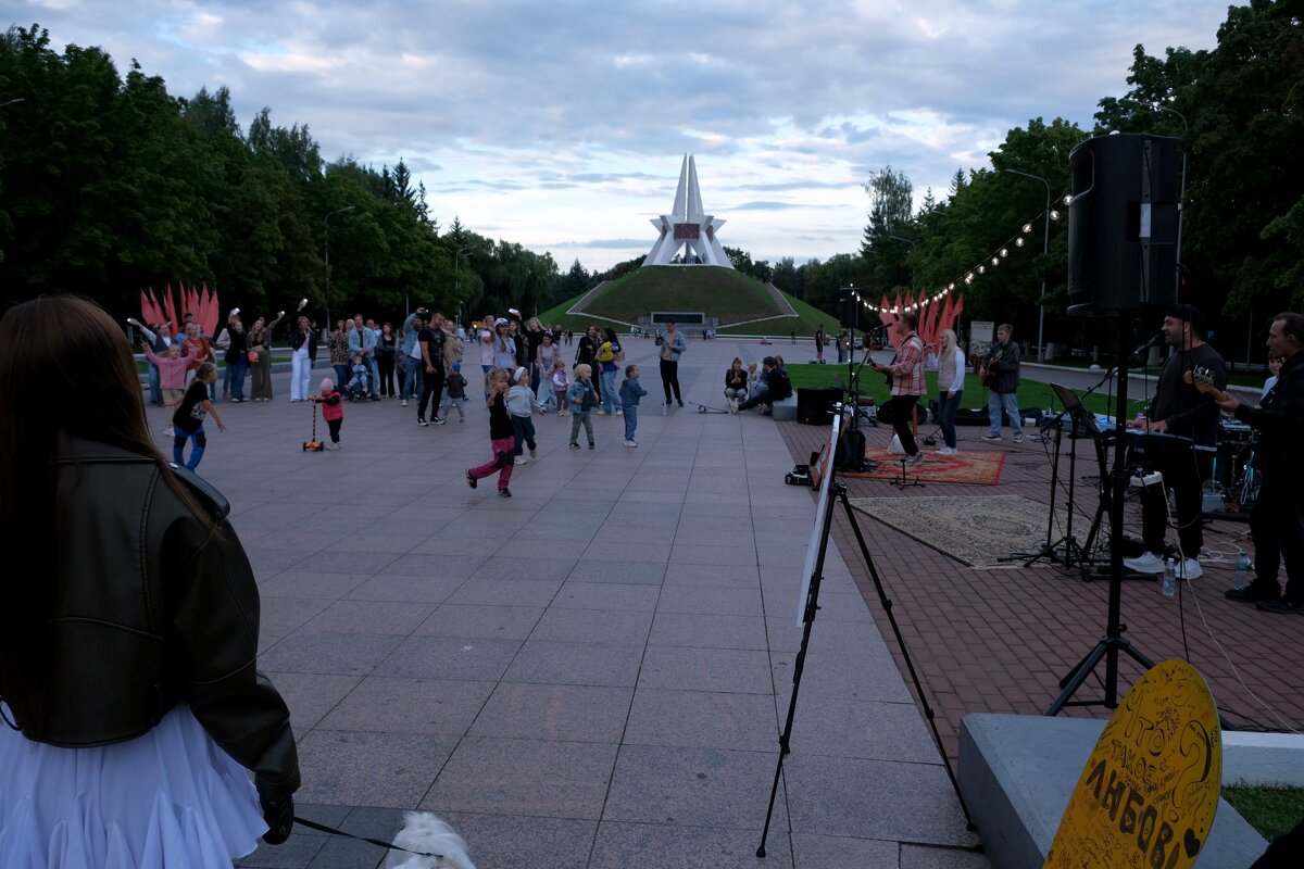 Музыка на фоне Кургана при вечернем свете - Евгений 