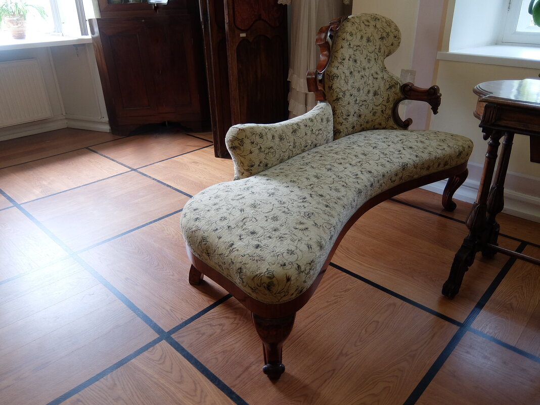 Козетка — изящная кушетка, которая сохранилась в усадьбе Лопасня-Зачатьевское и относится к XIX веку - Люба Козетка — изящная кушетка, которая сохранилась в усадьбе Лопасня-Зачатьевское и относится к XIX веку - Люба