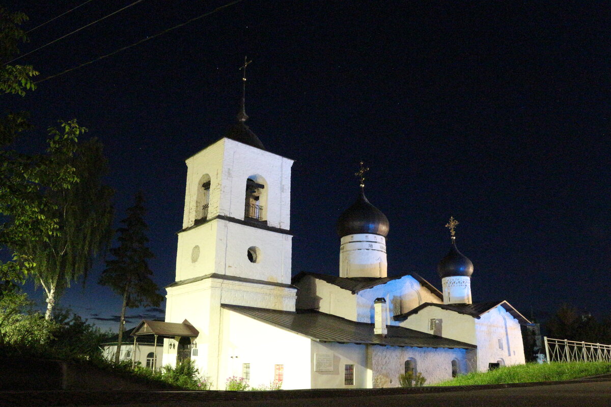Никольская церковь ночью - Максим Егоров Никольская церковь ночью - Максим Егоров