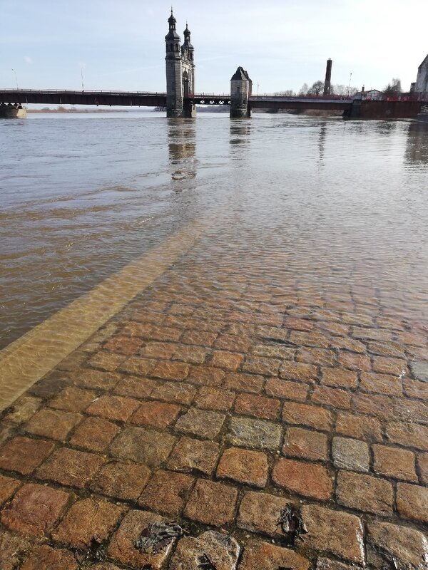 Водная гладь - Людмила Жданова