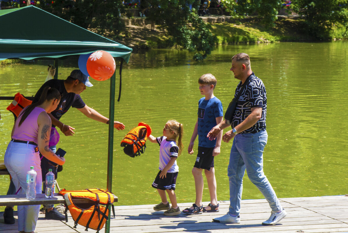 Люба сдаёт спасательный  жилет - Валентин Семчишин