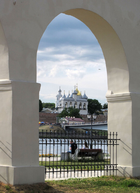 Вид через Аркаду Гостиного двора на Новгородский кремль - Александр Ильчевский Вид через Аркаду Гостиного двора на Новгородский кремль - Александр Ильчевский