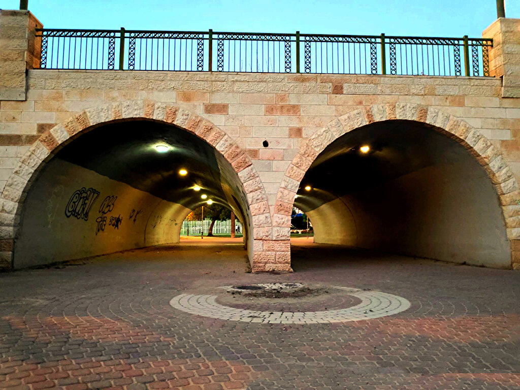 ПЕШЕХОДНЫЙ   ТОННЕЛЬ - Анатолий Малобродский