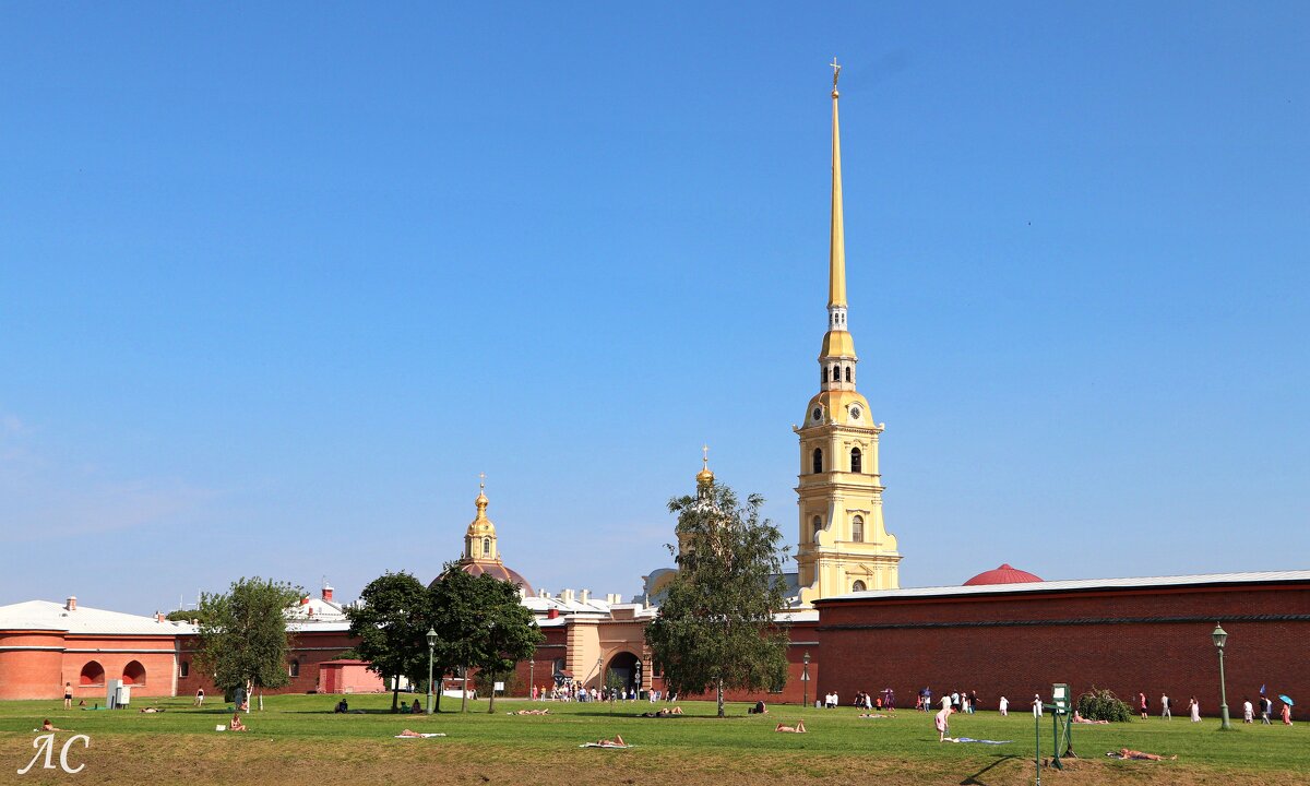 Петропавловские собор и крепость со стороны Кронверкского моста - Любовь Сахарова
