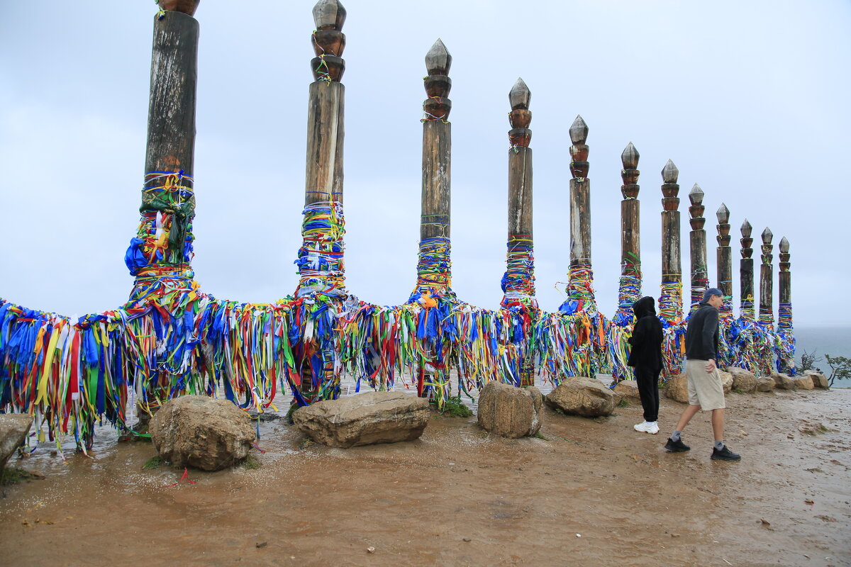 Столбы сэргэ на острове Ольхон - Танзиля Завьялова