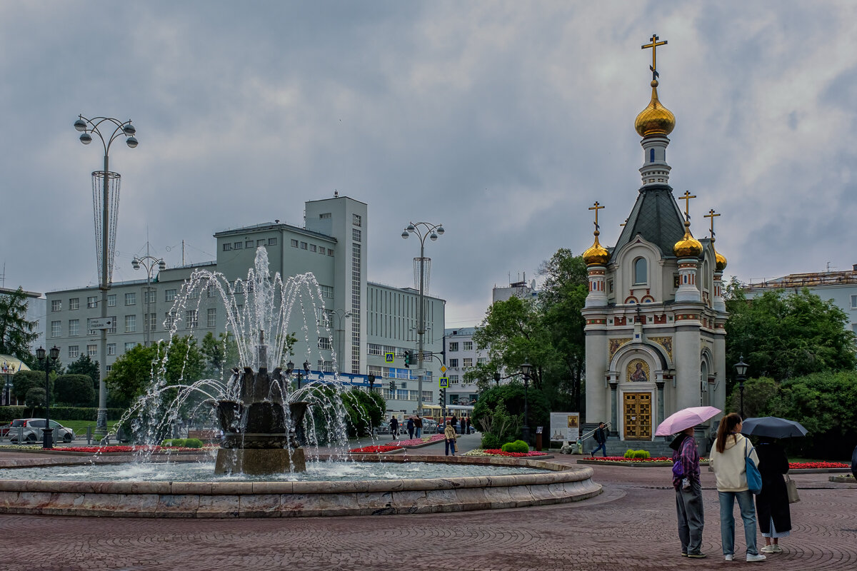 Фонтан "Каменный цветок" и часовня святой Екатерины, Екатеринбург - Сергей Шатохин Фонтан "Каменный цветок" и часовня святой Екатерины, Екатеринбург - Сергей Шатохин