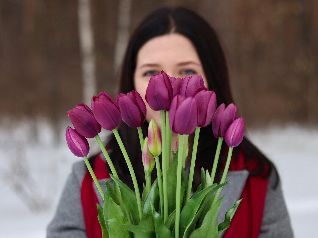 Девушка и тюльпаны - Валерия .