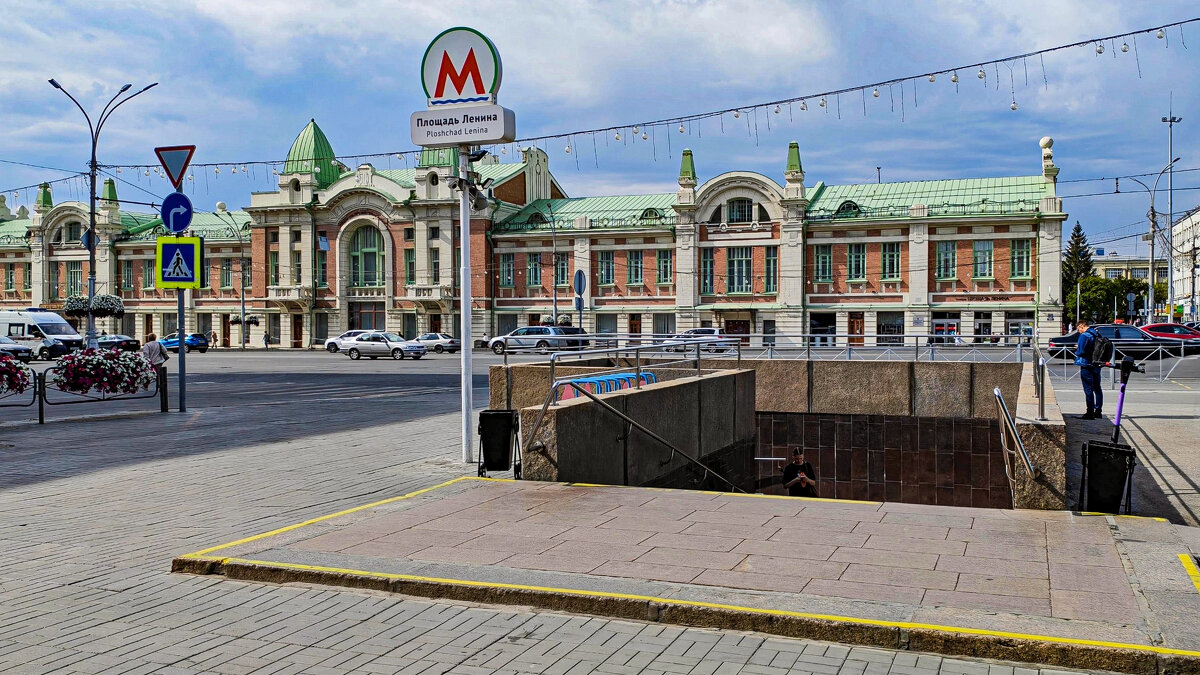 Вход в метро - Dmitry i Mary S Вход в метро - Dmitry i Mary S