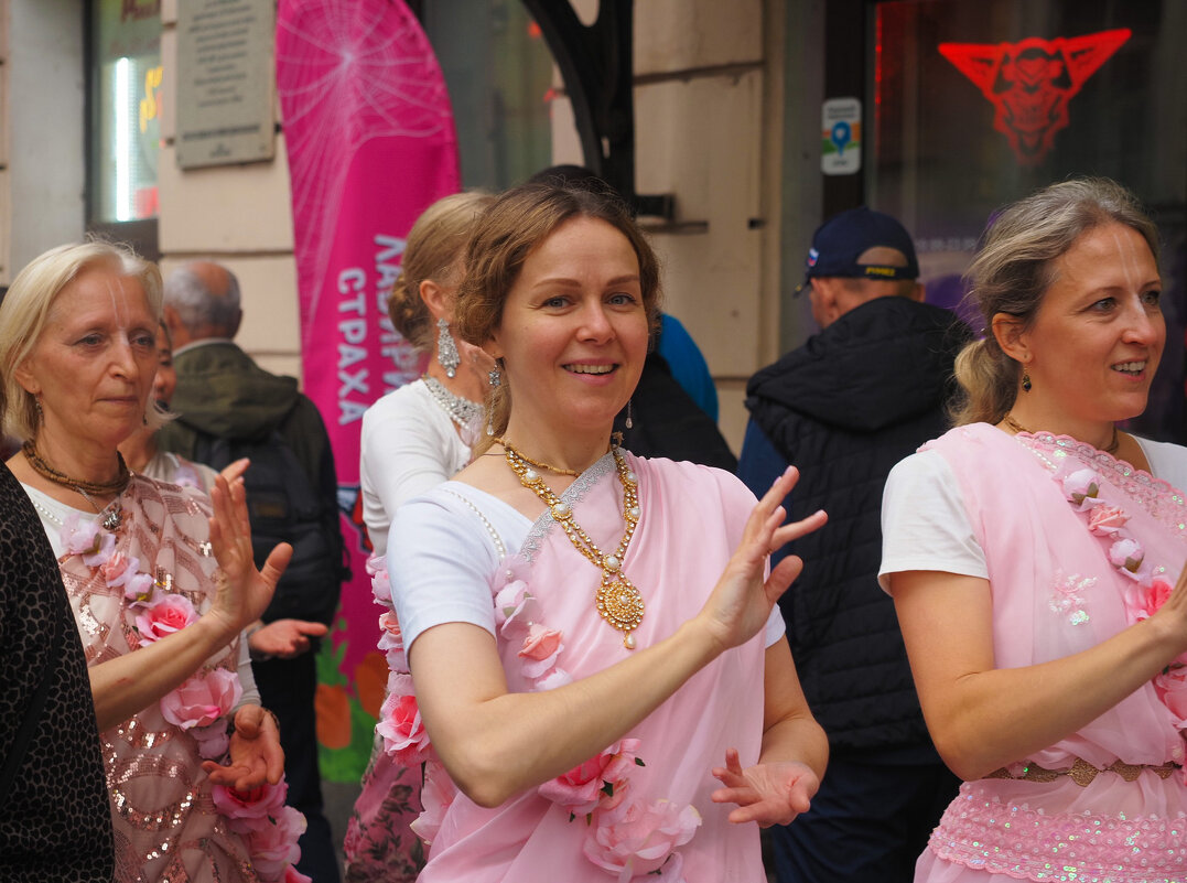 Кришнаиты провожали лето на Невском проспекте - Магомед . Кришнаиты провожали лето на Невском проспекте - Магомед .