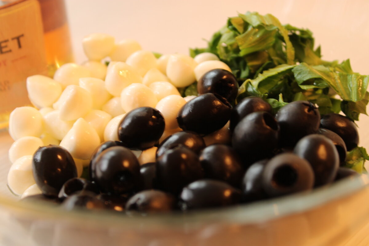 Натюрморт с маслинами и моцареллой - Александр Чашин