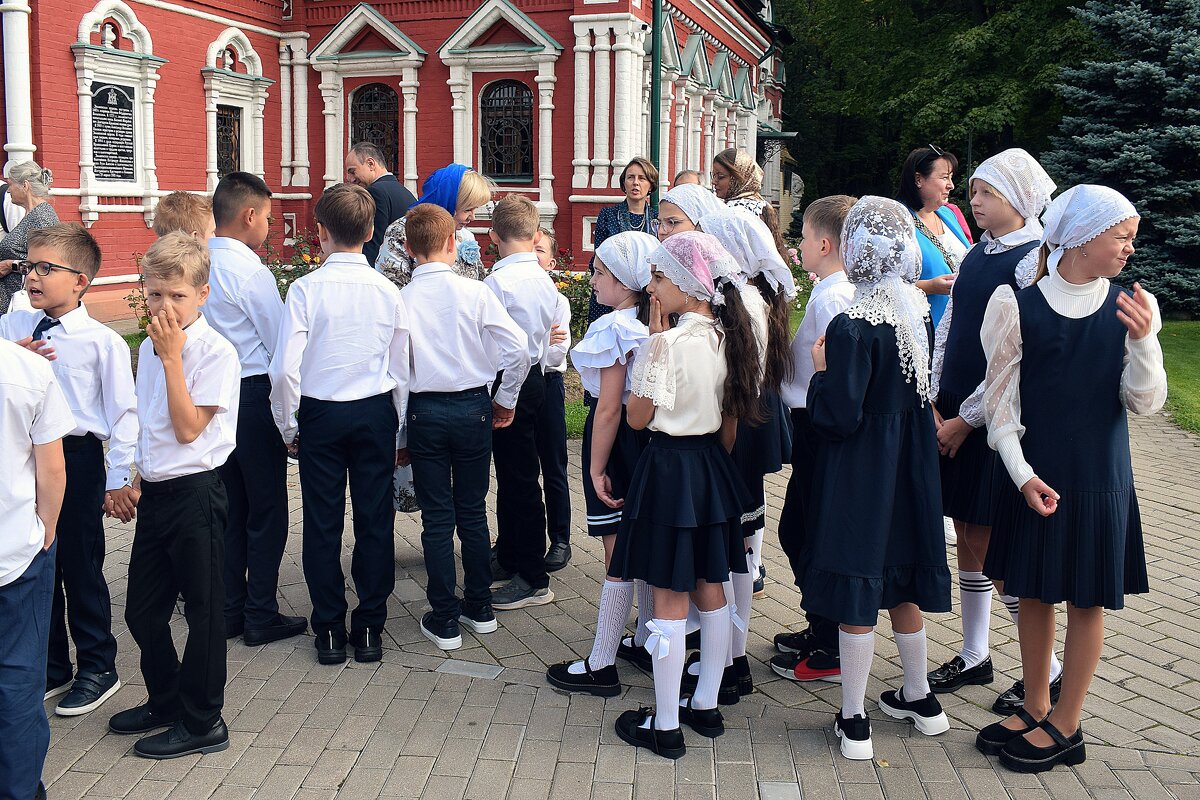 В ожидании молебна на начало учебного года. - Татьяна Помогалова