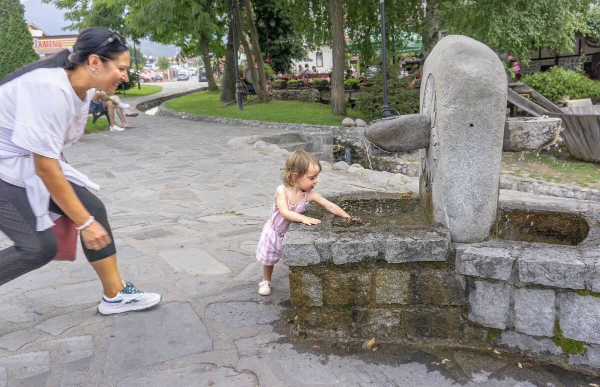 Да куда же ты полезла-то, там ведь вода холодная?! - Эмиль 