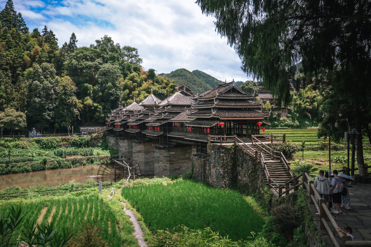 Мост в стиле ветра и дождя в деревне народности дун в провинции Гуйчжоу, Китай - Дмитрий 