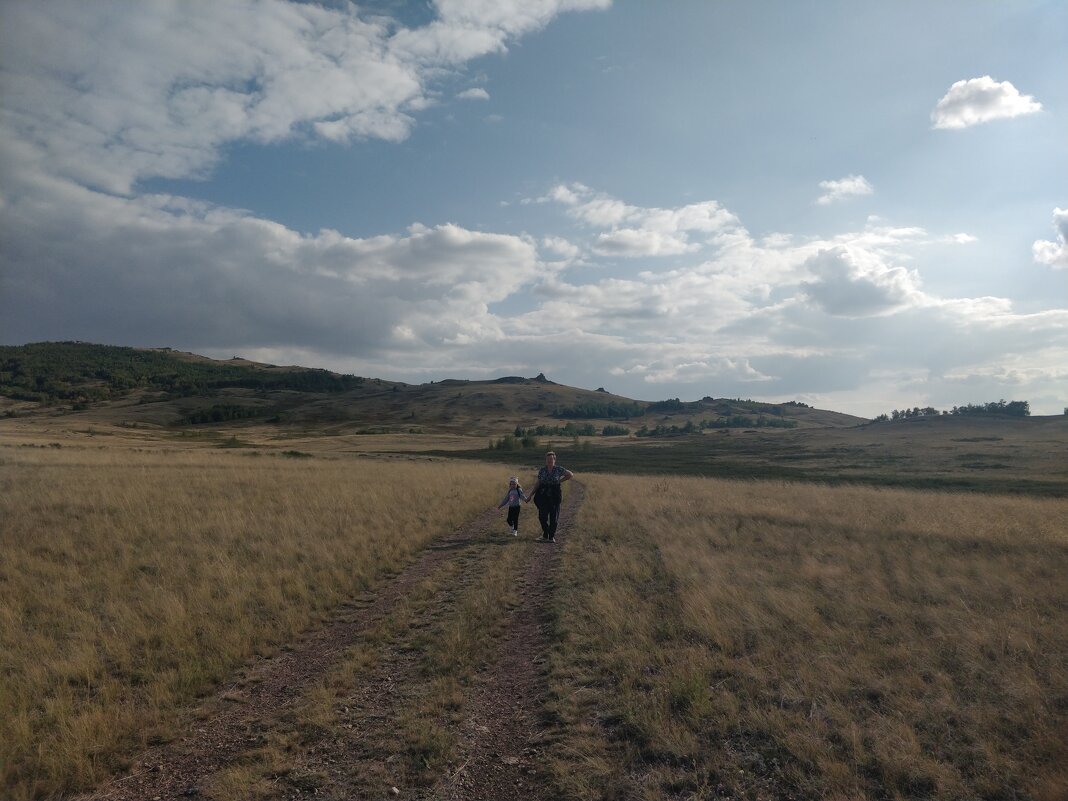 Дорожка уходит в горы - Андрей Хлопонин