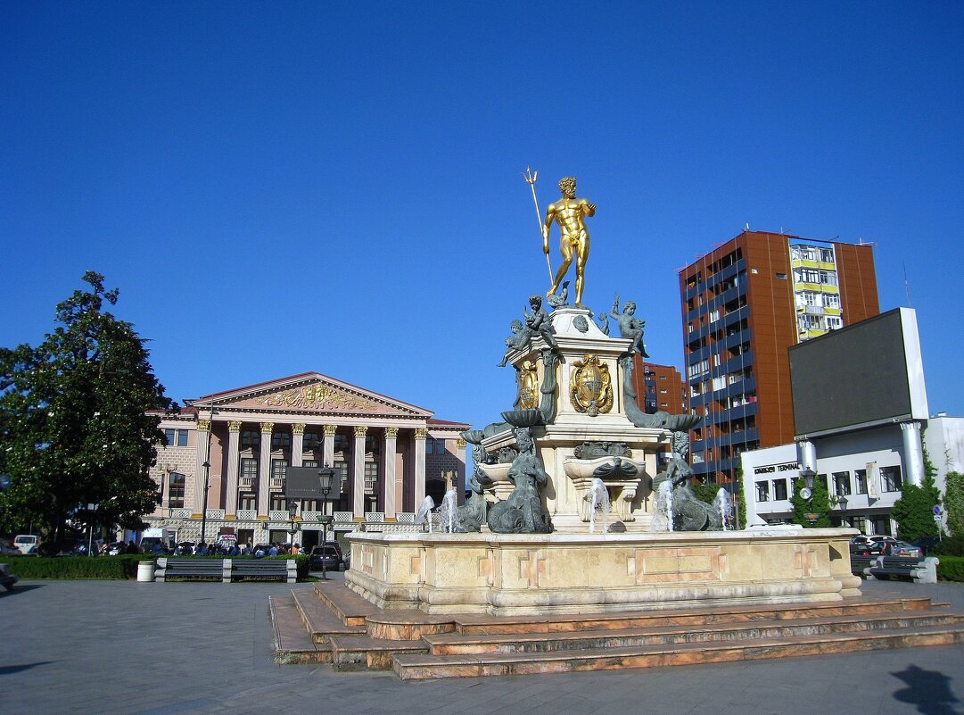 Фонтан Нептуна на Театральной площади в Батуми, Грузия. - unix (Илья Утропов) Фонтан Нептуна на Театральной площади в Батуми, Грузия. - unix (Илья Утропов)