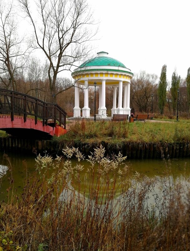 Ротонда. Парк на Яузе в Свиблово. Москва. - Любимова Ольга 