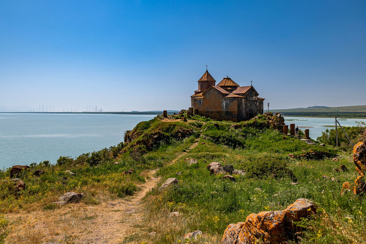 Монастырь Айраванк на озере Севан в Армении. - Дина Евсеева