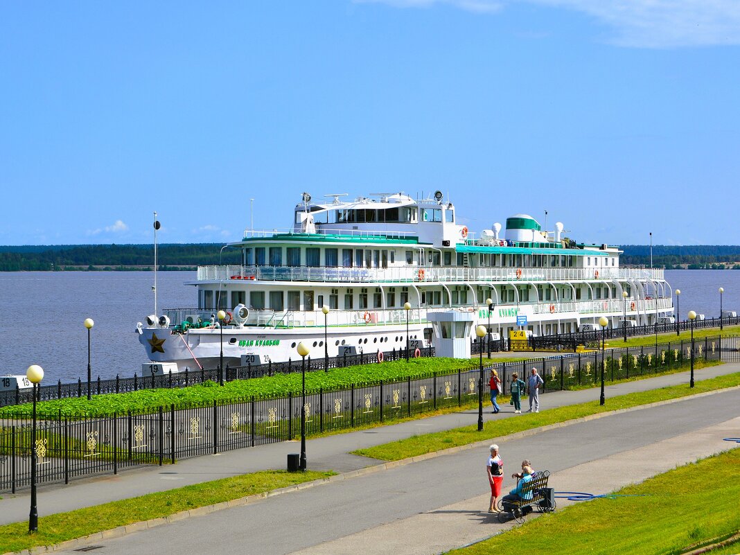 Чебоксары. Пассажирский теплоход "Иван Кулибин" у причала речного вокзала. - Пётр Чернега Чебоксары. Пассажирский теплоход "Иван Кулибин" у причала речного вокзала. - Пётр Чернега