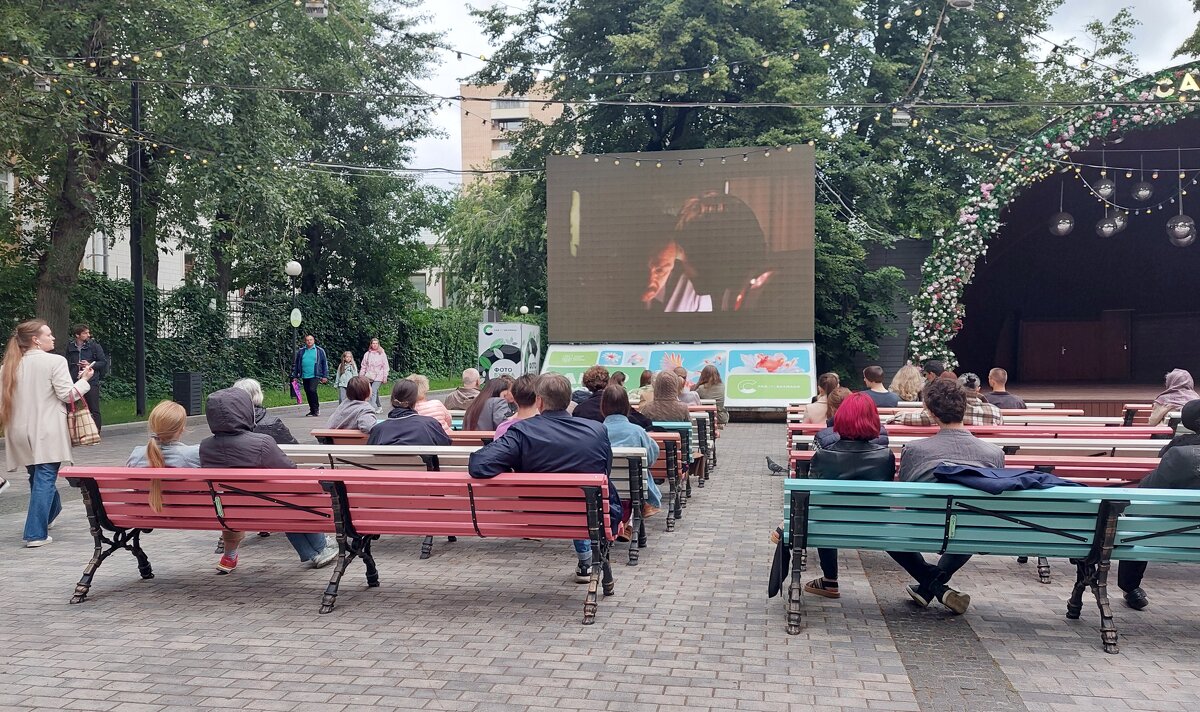 Летний кинотеатр в саду Баумана - ИРЭН@ .