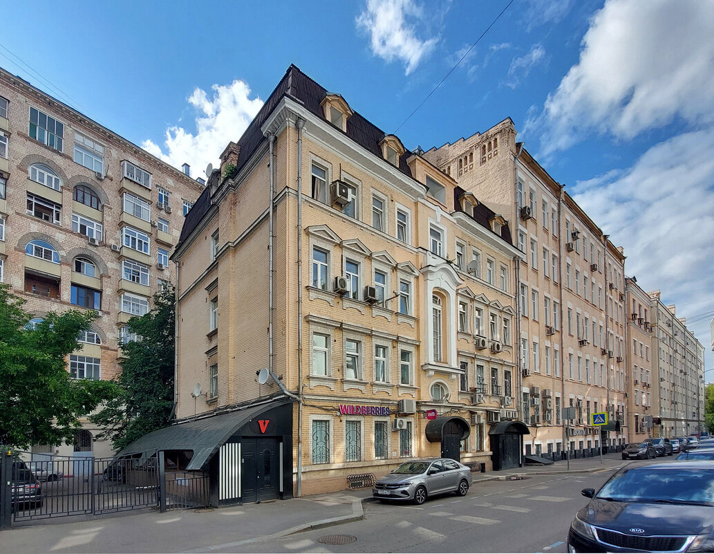 В этом здании раньше находилась школа 273, в которой учился Владимир Высоцкий. - ИРЭН@ .