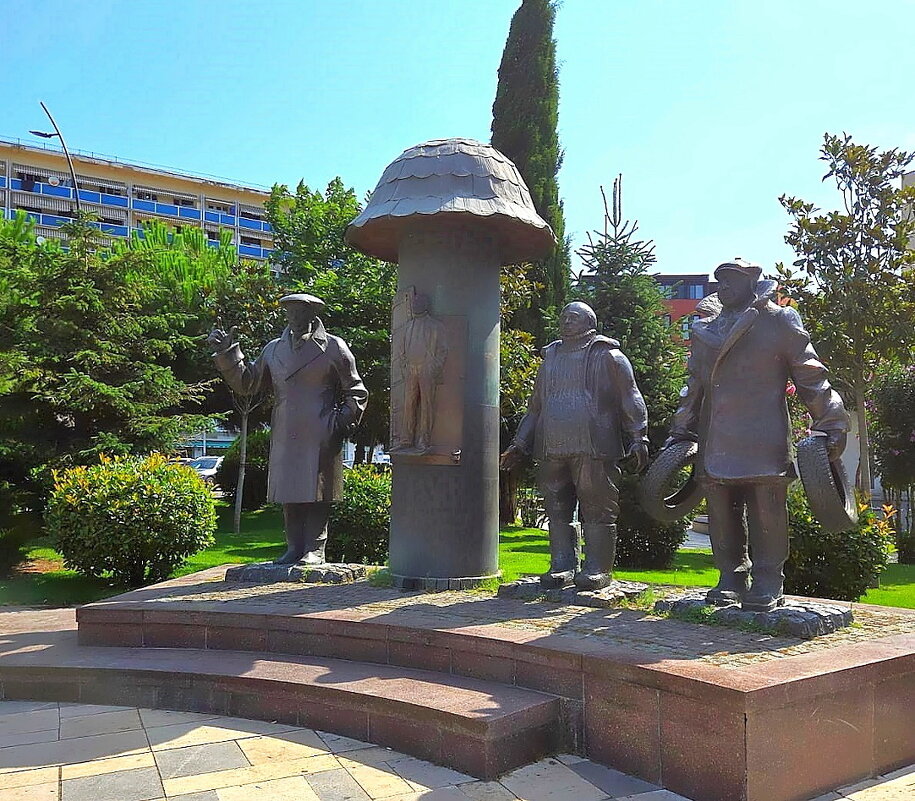 Грузия. Тбилиси. Памятник героям фильма «Мимино» - Ольга Довженко