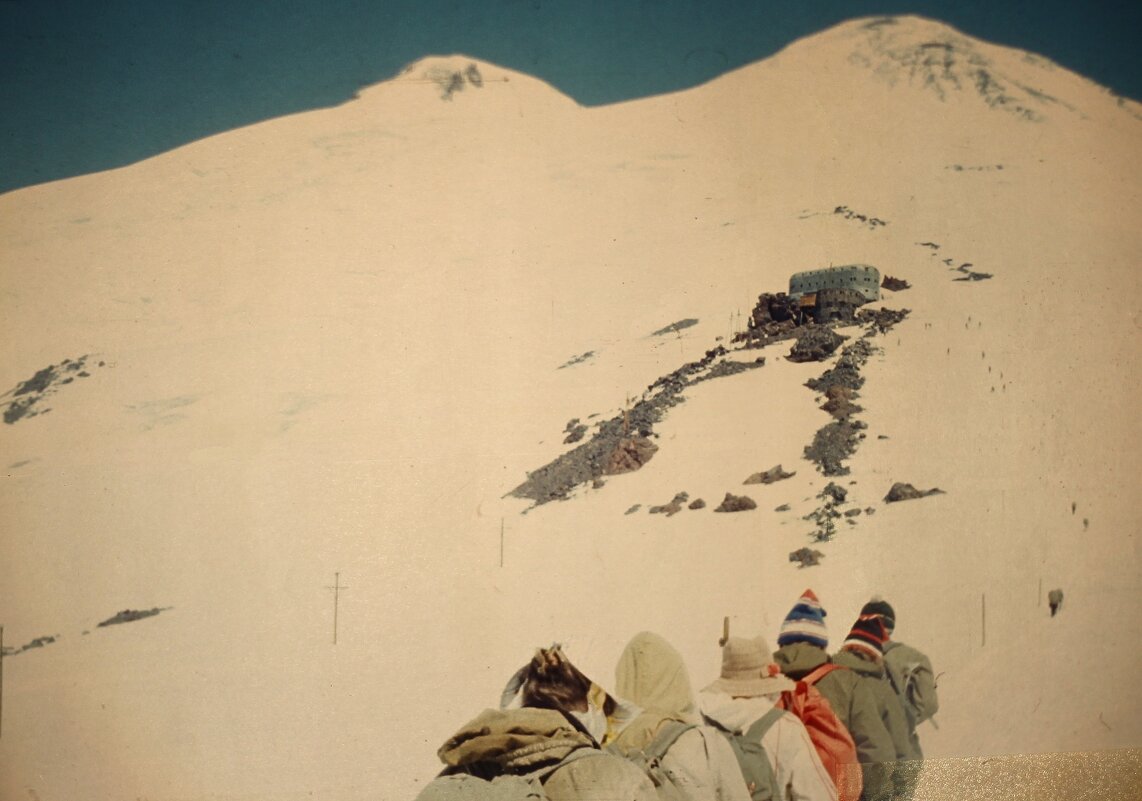 Группа туристов направляется к "Приюту 11" - Gen Vel