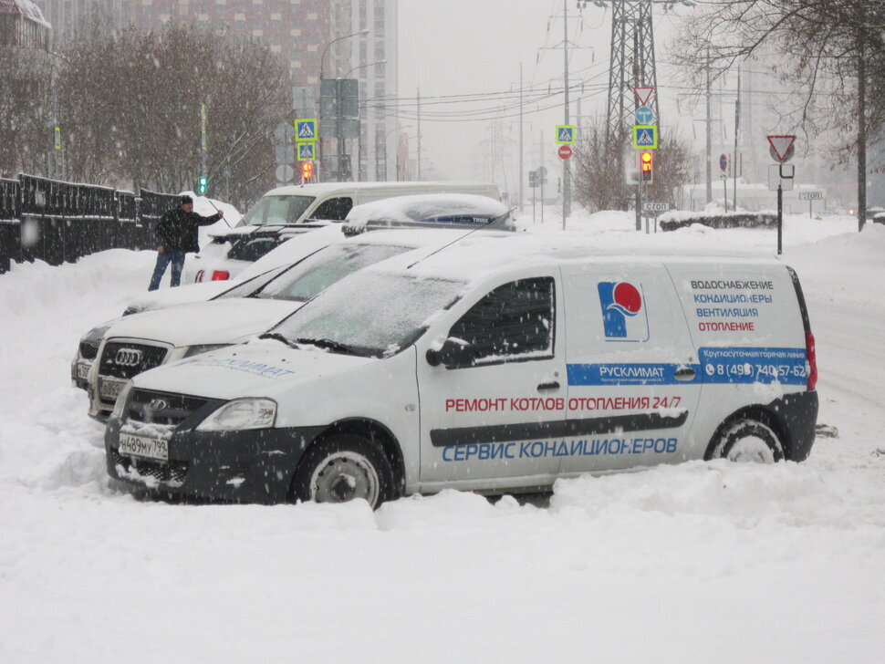 "Лада-Ларгус" в снегу - Дмитрий Никитин