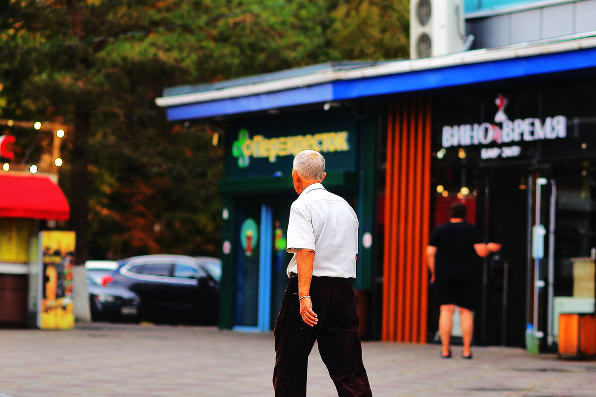 Возле фонтана - Юрий Гайворонскiий