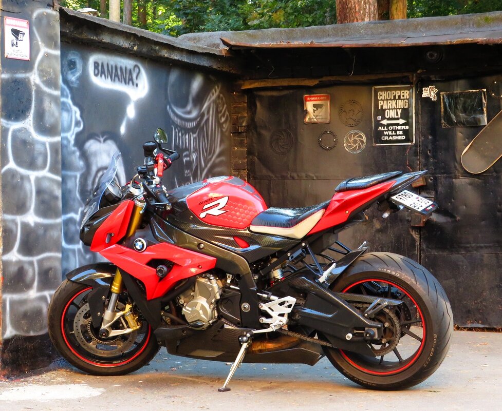 Возле гаража - Андрей Снегерёв