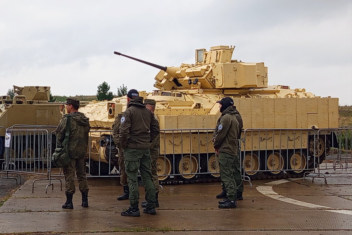 На фоне трофейного Брэдли - Дмитрий Петренко