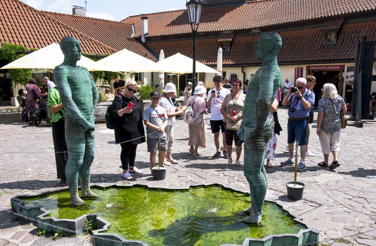2 писающих мальчика - Александр Липовецкий 2 писающих мальчика - Александр Липовецкий