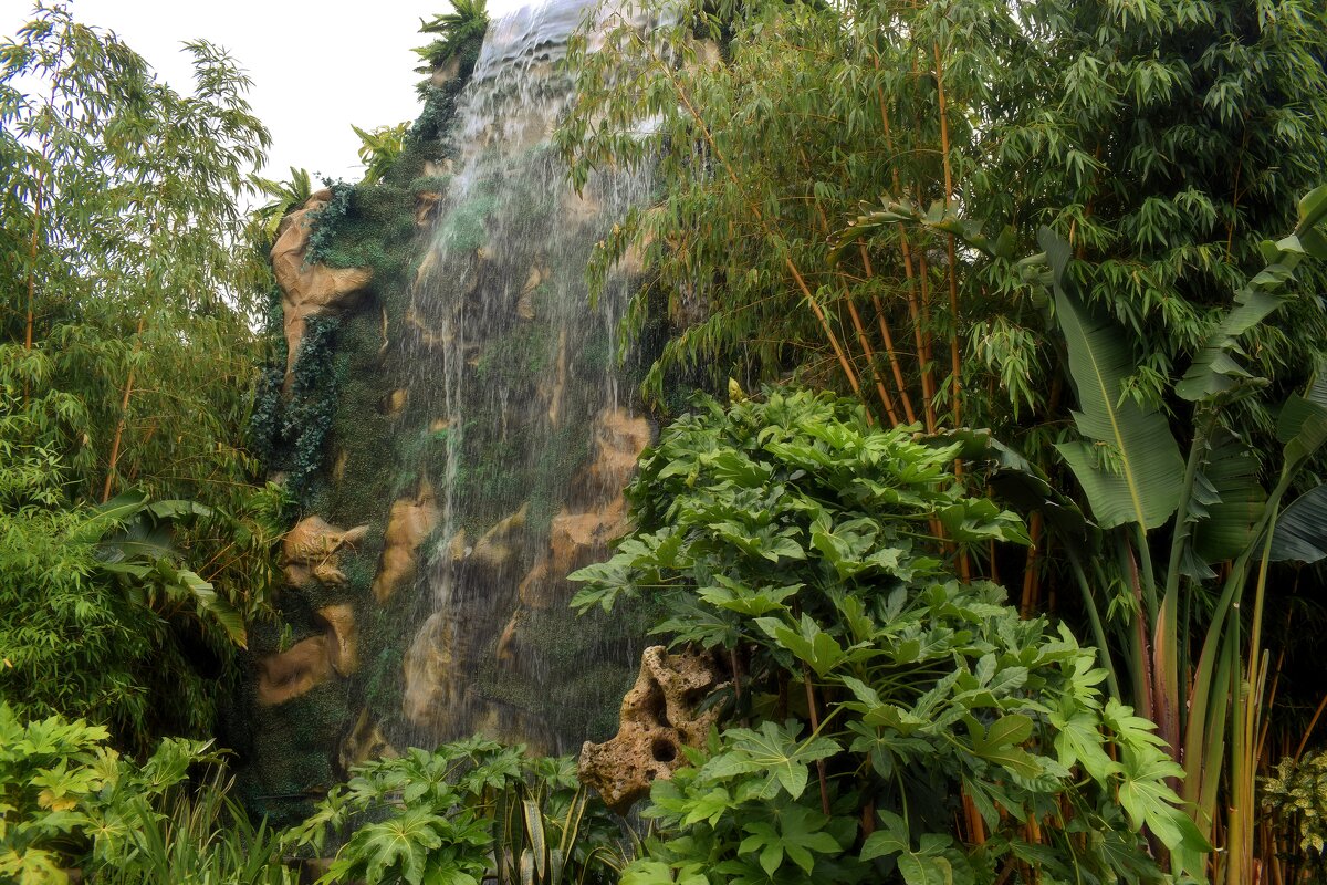 Восьмиметровый водопад на Манежной. - Татьяна Помогалова Восьмиметровый водопад на Манежной. - Татьяна Помогалова