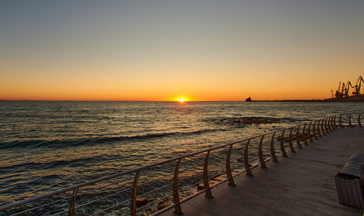 Туристы уехали но рассвет по расписанию - Эдуард Тищенко