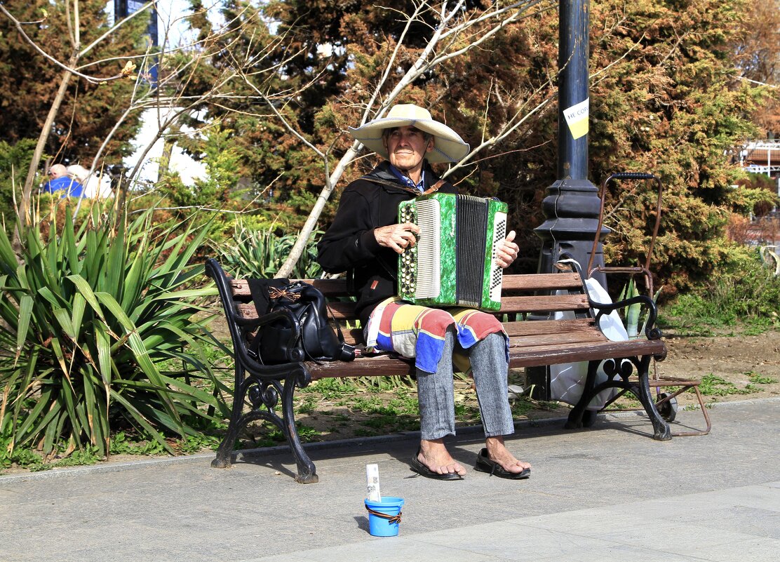 С грустинкой в глазах - Геннадий Валеев