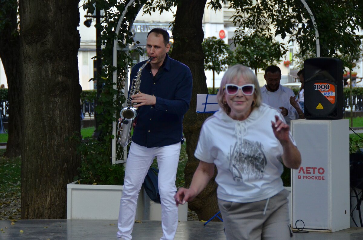 ''Танцы, танцы, танцуют девчонки...'' - Наталья Вязигина ''Танцы, танцы, танцуют девчонки...'' - Наталья Вязигина