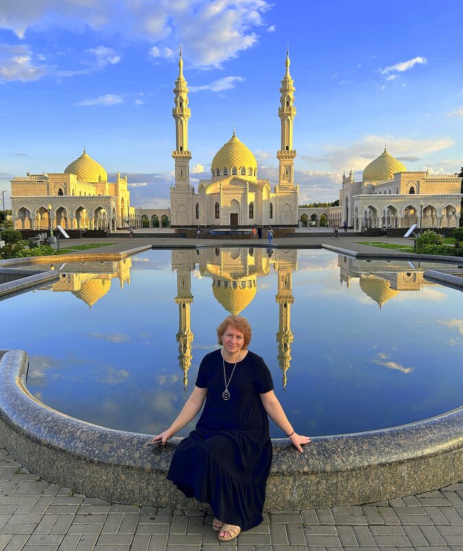 На фоне Белой мечети в Болгаре - Марина Валиуллина