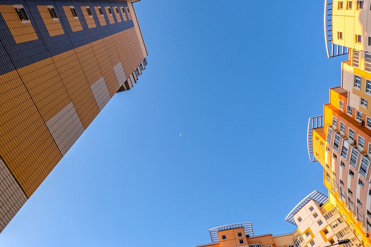 А с Луны на нас смотрят - Валерий Иванович