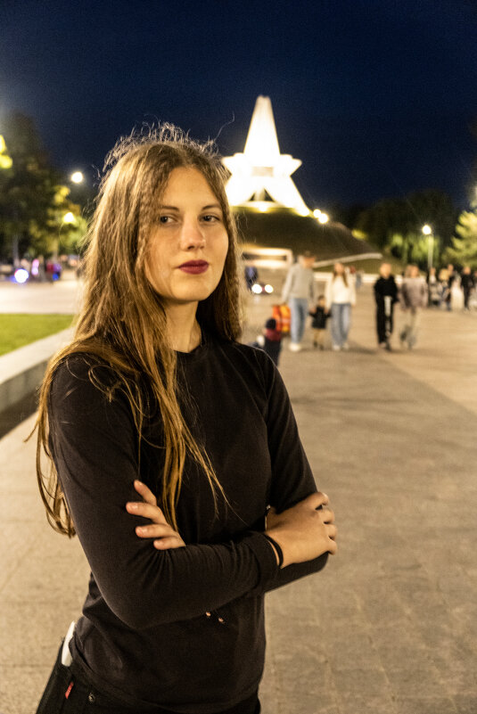 Девушка при фонарях на Кургане - Евгений 