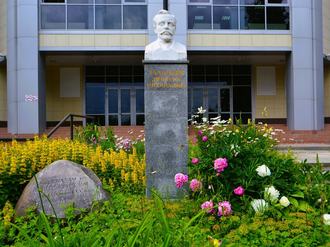 Чебоксары. Памятник Зиновию Михайловичу Таланцеву. - Пётр Чернега
