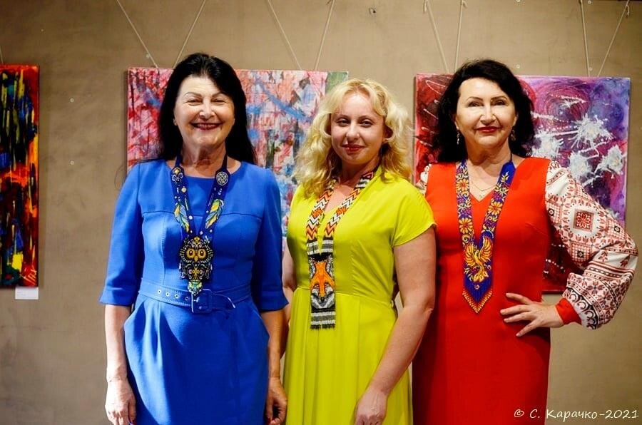 У Вернісажі виставка трьох художниць з Прикарпаття - Надії Садов&#39;як, Наталія Вовчук та Галин - Степан Карачко