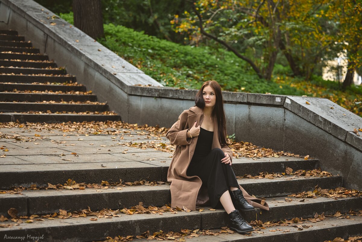 Девушка в парке - Александр Морозов